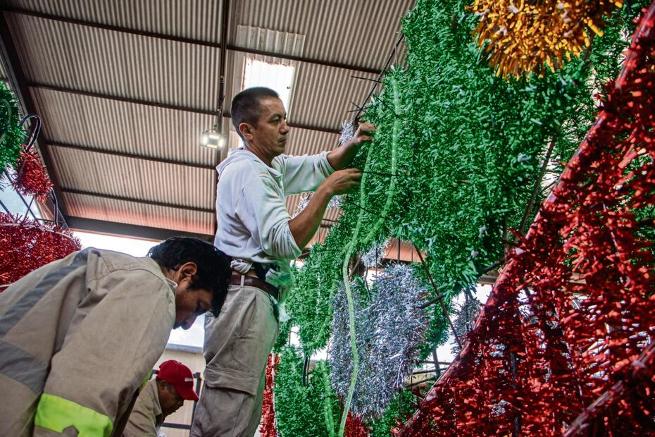 Parte del material requerido para la decoración se ha reciclado durante unos cinco años. Foto: Gabriel Pano / El Universal
