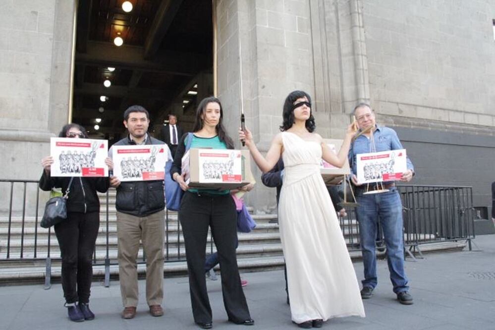 Académicos y ciudadanos posaron frente a la Suprema Corte de Justicia de la Nación (CORTESÍA CHANGE.ORG)
