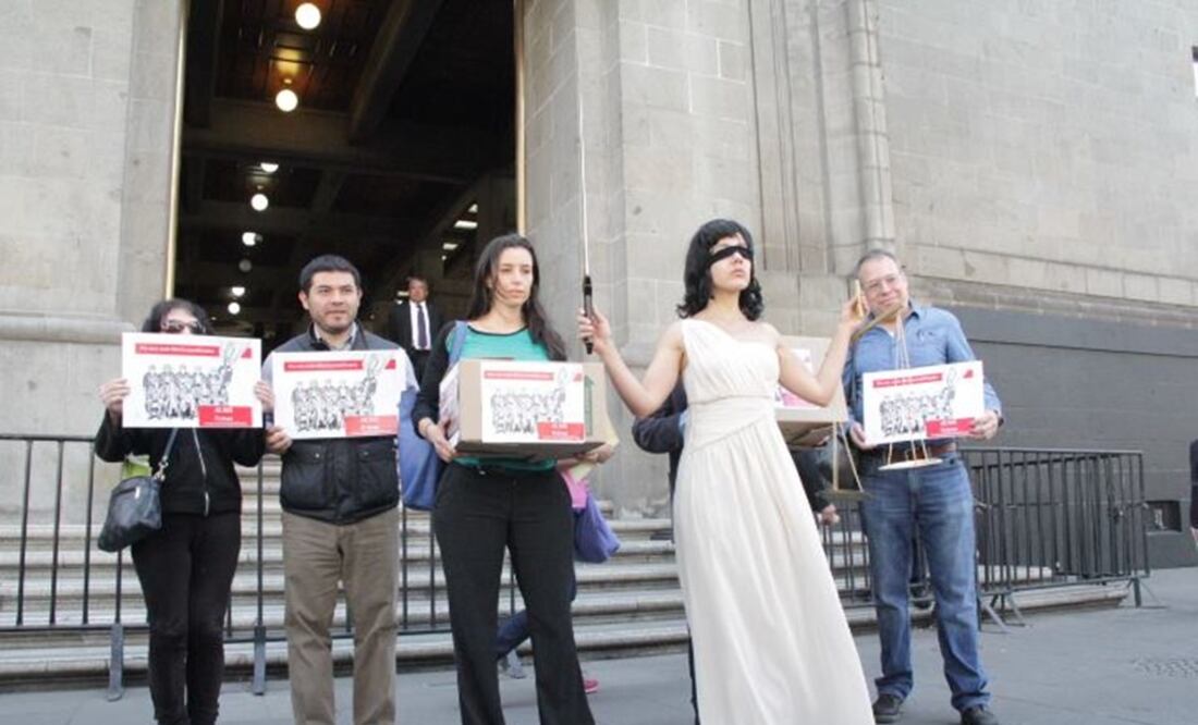 Académicos y ciudadanos posaron frente a la Suprema Corte de Justicia de la Nación (CORTESÍA CHANGE.ORG)