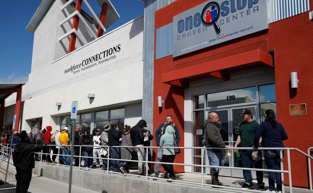 Personas hacen fila en Texas para solitar subsidios por desempleo debido a la pandemia (Foto: AP)