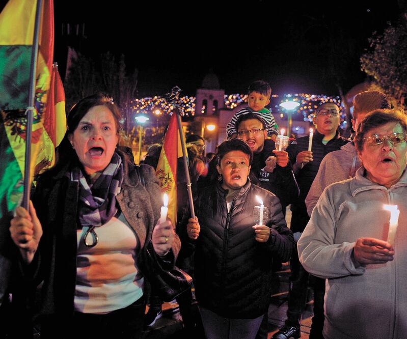Bolivianos marcharon ayer por los dos fallecidos en los enfrentamientos de Santa Cruz, en La Paz. Foto/JORGE BERNAL. AFP