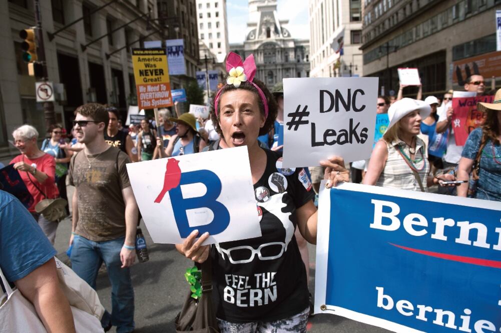Miles de estadounidenses marcharon ayer en favor de Bernie Sanders, en Filadelfia, donde hoy inicia la convención demócrata (TRACIE VANAUKEN. EFE)