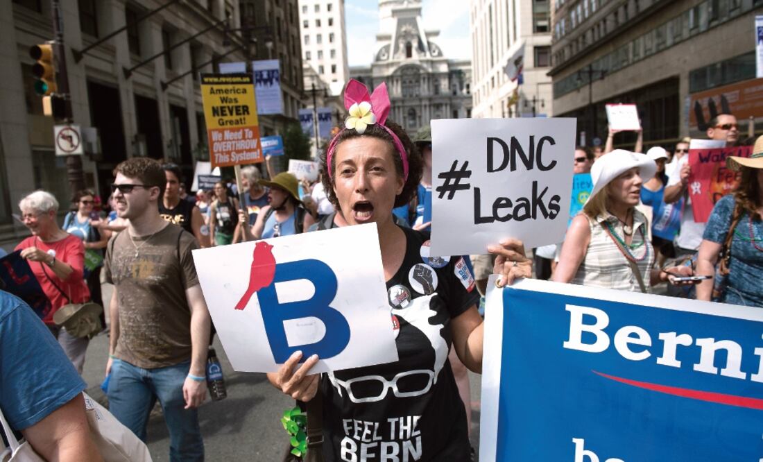 Miles de estadounidenses marcharon ayer en favor de Bernie Sanders, en Filadelfia, donde hoy inicia la convención demócrata (TRACIE VANAUKEN. EFE)