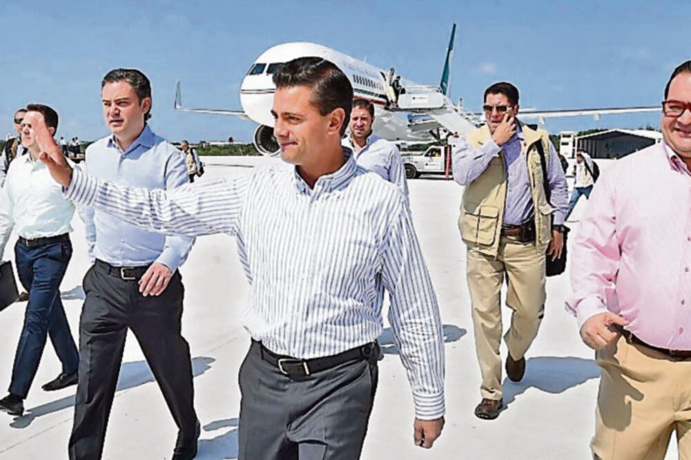 El presidente Enrique Peña Nieto, acompañado por el secretario de Educación, Aurelio Nuño (izq.), y por el gobernador Javier Duarte (der.), de gira por Veracruz, visitaron el clúster BioMimic, construido con una inversión de 500 mdp (ESPECIAL)