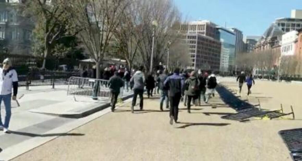 Suicidio frente a la Casa Blanca desata alerta 