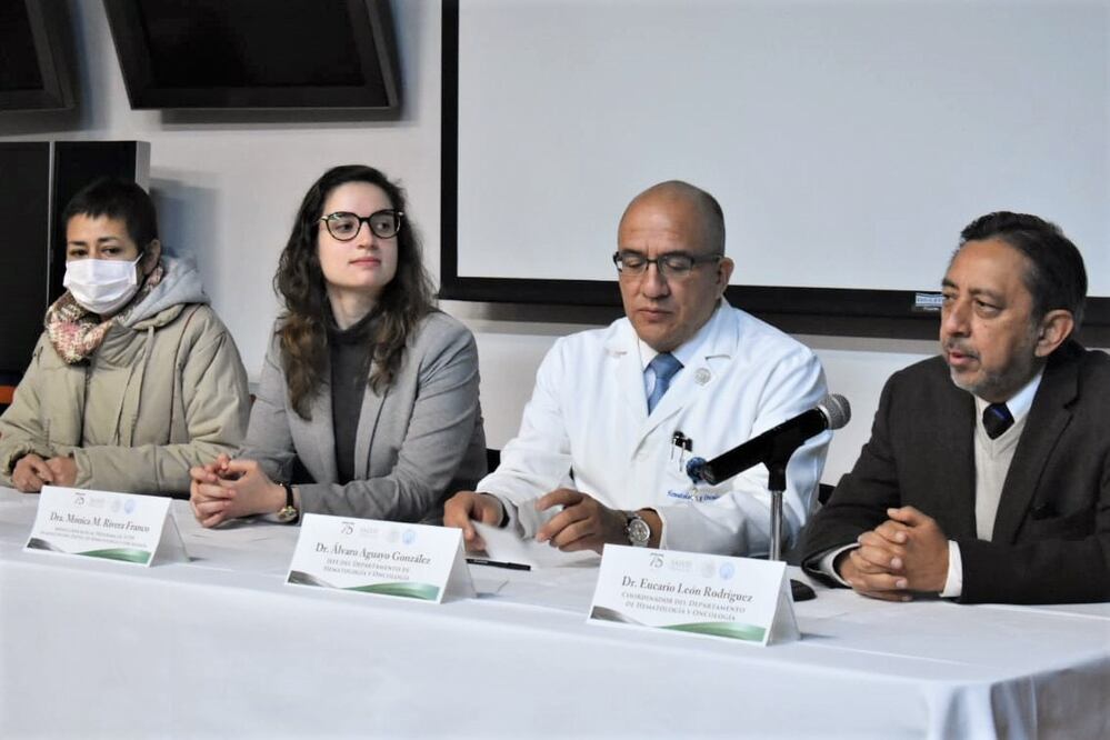 Conferencia de prensa con Eucario León Rodríguez, (centro) coordinador del Departamento de Hematología y Oncología. Foto: Especial 