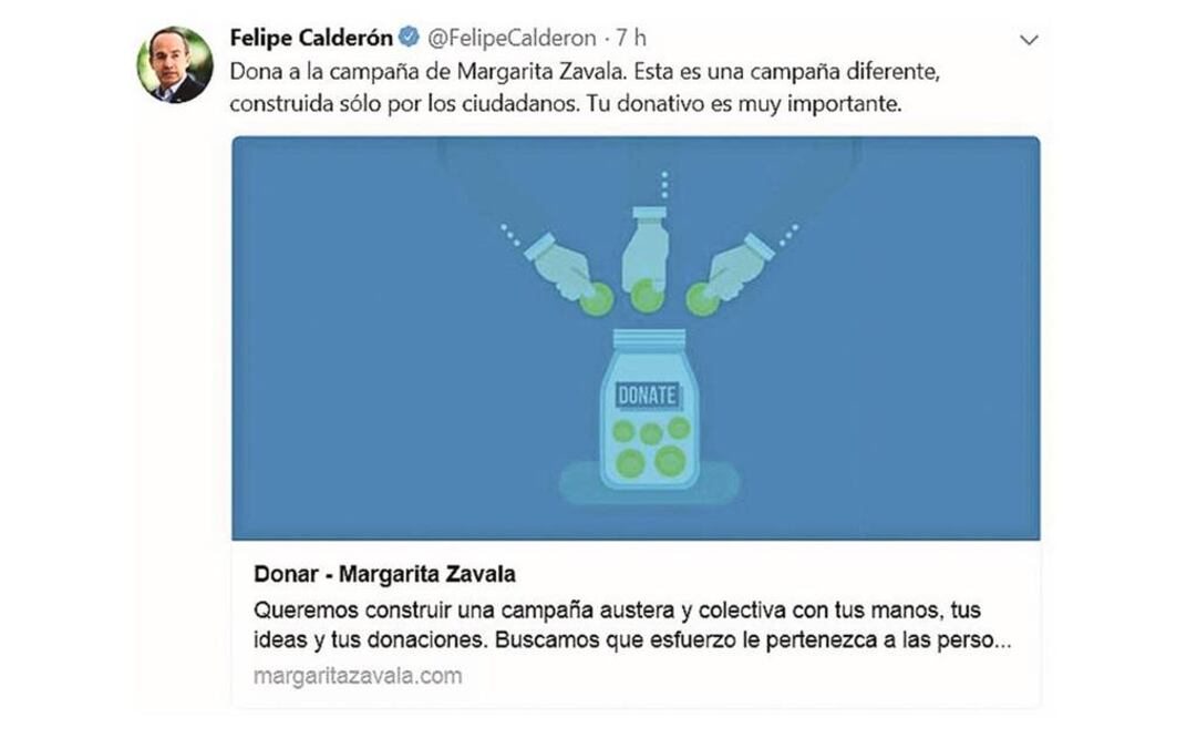 El ex presidente Calderón pasa la charola