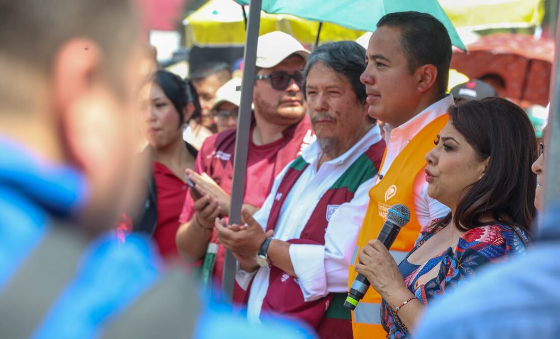 La jefa de Gobierno, Clara Brugada, se reunió con vecinos afectados por el incendio ocurrido la tarde del viernes 2 de mayo y que dañó 33 viviendas ubicadas en el asentamiento irregular Campamento 1 de Octubre en la colonia Lindavista, en la Gustavo A. Madero. (Foto: Axel Sánchez/ EL UNIVERSAL)