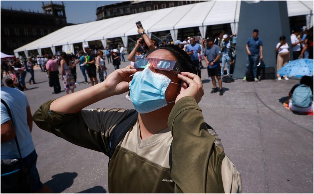 Eclipse solar en Zócalo de la CDMX. Foto: Fernanda Rojas