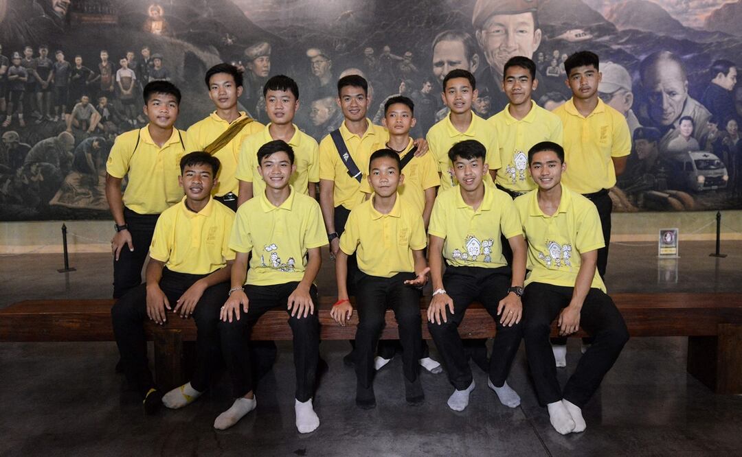 Duangpetch Promthep, uno de los 12 niños rescatados de lo profundo de una cueva tailandesa, posa para fotos con otros miembros del equipo de fútbol "Wild Boars". Foto: AFP