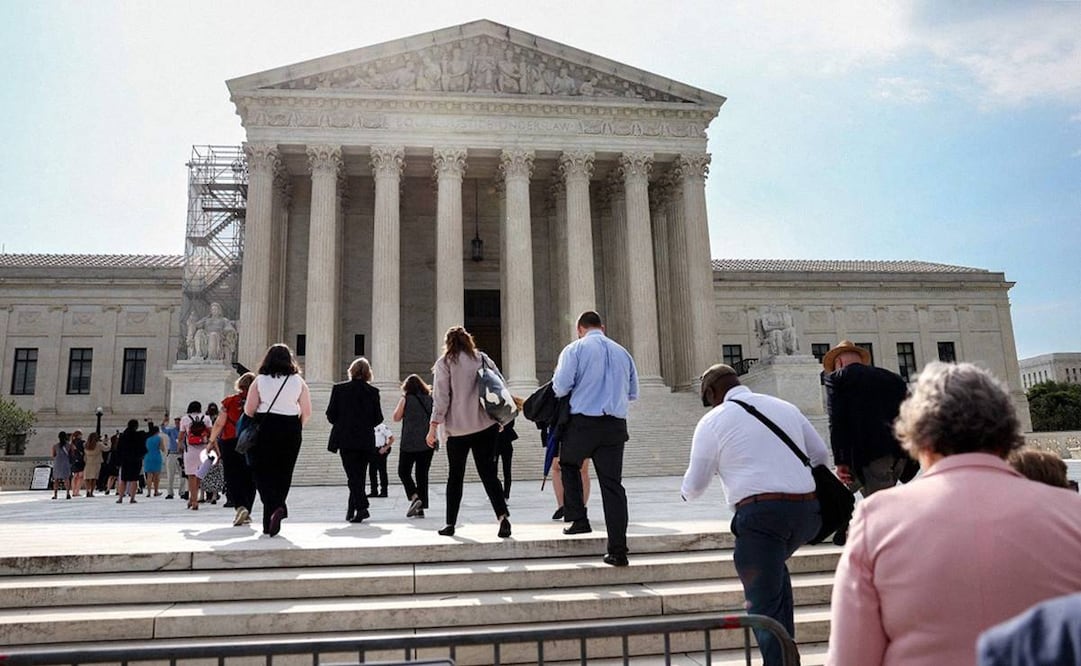 Ciudadanos caminan hacia la Suprema Corte de Estados Unidos, en Washington. Foto: AFP