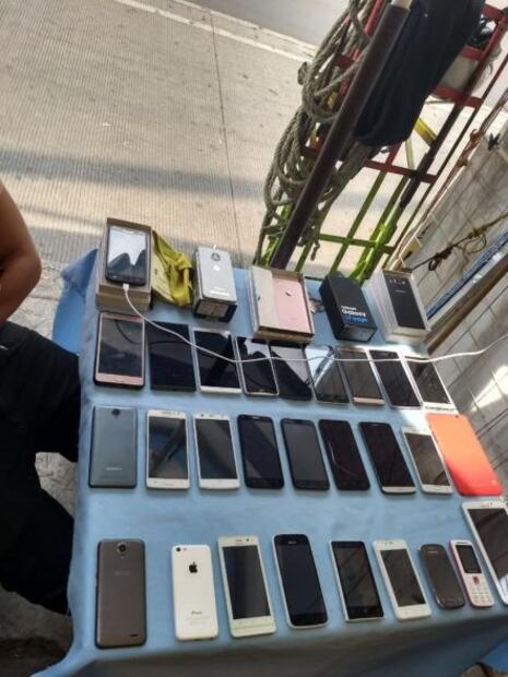 Tras denuncias de robos, aseguran 200 celulares en Centro Histórico