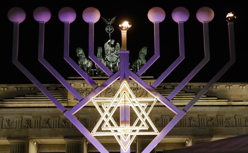 Las familias judías encienden ocho velas durante Hanukkah - Foto: Markus Schreiber/AP