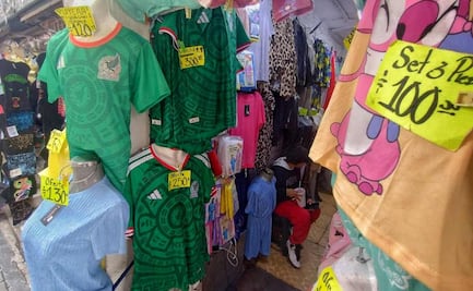 Comerciantes del Centro Histórico rematan playeras de la Selección Mexicana; en días pasados, los precios subieron hasta 4 veces