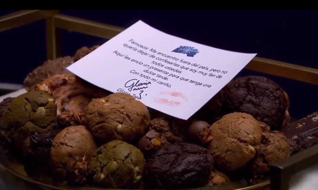 Regalo de Gloria Trevi en La casa de los famosos. Foto: Captura video de Twitter