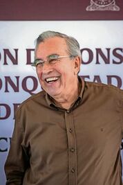 Góber de Sinaloa lee la cartilla a aspirantes a chapulines