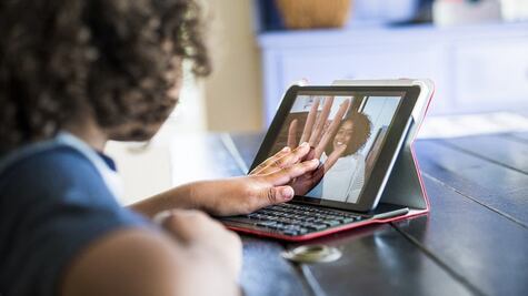 Así son las "niñeras virtuales" que cuidan niños durante la pandemia en Reino Unido