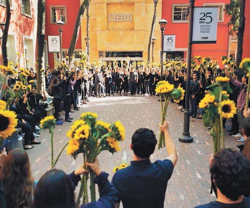 Alumnos del ITAM ayer en el homenaje a Fernanda Michua. Foto: ESPECIAL