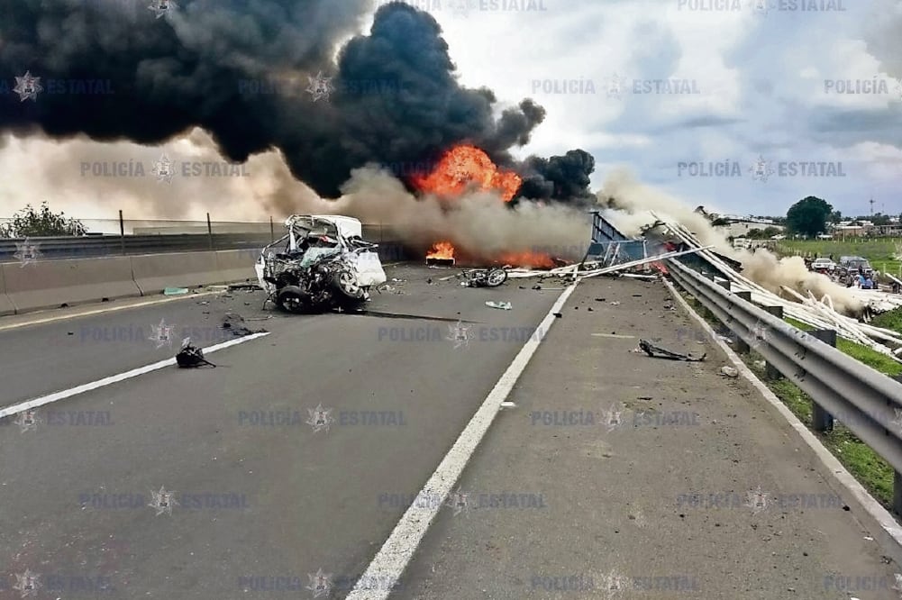 El cuerpo de bomberos se encargó de apagar el incendio y limpiar la vialidad, después de que un camión perdiera el control e invadiera el carril contrario donde impactó a un automóvil y a otro vehículo de carga. (ESPECIAL)