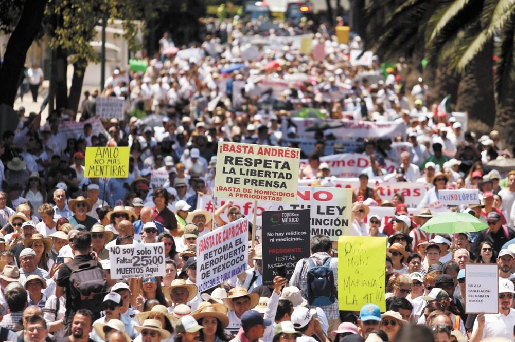 Los manifestantes se pronunciaron en contra de los proyectos de la Cuarta Transformación, mientras el Ejecutivo daba su Primer Informe de Gobierno. Foto/EDGARD GARRIDO. REUTERS