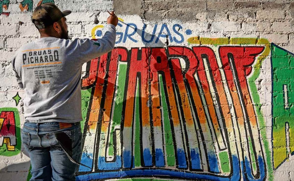 El Rey Pincel trabaja para que el paisaje visual de los barrios no pierda su color. Foto: Luis Camacho/EL UNIVERSAL