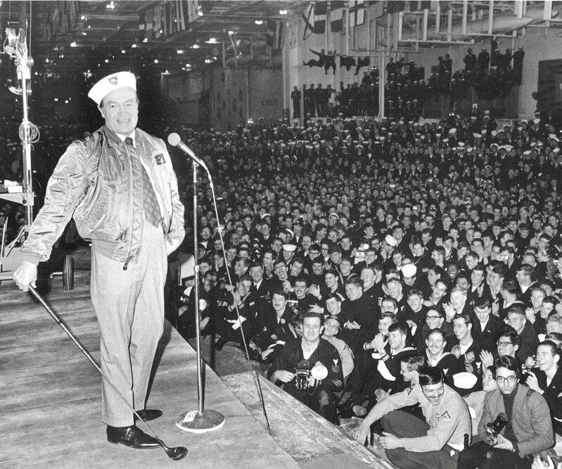 El artista Bob Hope realizaba presentaciones para los soldados del ejército de Estados Unidos. Foto: AP