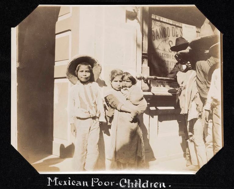 “Niños pobres mexicanos”, 1902. Tras atravesar las desigualdades del Porfiriato y la inestabilidad de la Revolución Mexicana, pensadores y científicos comenzaron a interesarse por el futuro de las infancias. Foto: Wikimedia Commons