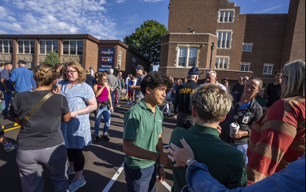 Estudiantes y padres consternados esperan noticias, tras un tiroteo en la Escuela Católica Annunciation en Minneapolis, Estados Unidos, el miércoles 27 de agosto de 2025. Foto: AP