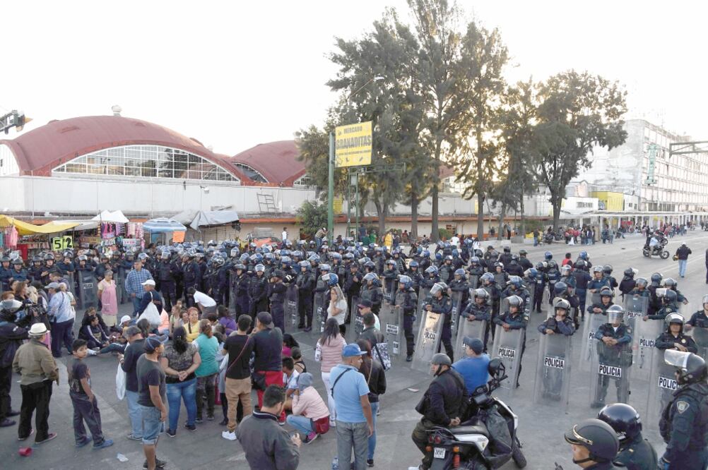 Un comerciante provocó un conato de bronca para impedir que elementos de la Secretaría de Seguridad le quitaran su mercancía (CUARTOSCURO)