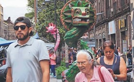Con plantón incluido, el Centro Histórico estrena decoración mundialista con ajolotes gigantes