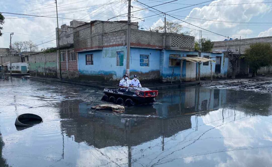 En las colonias Jacalones 1 y 2 ya fue desalojado el líquido pluvial y residual que anegó esas dos comunidades y también se efectúan labores de limpieza y desinfección. Foto: Emilio Fernández/EL UNIVERSAL