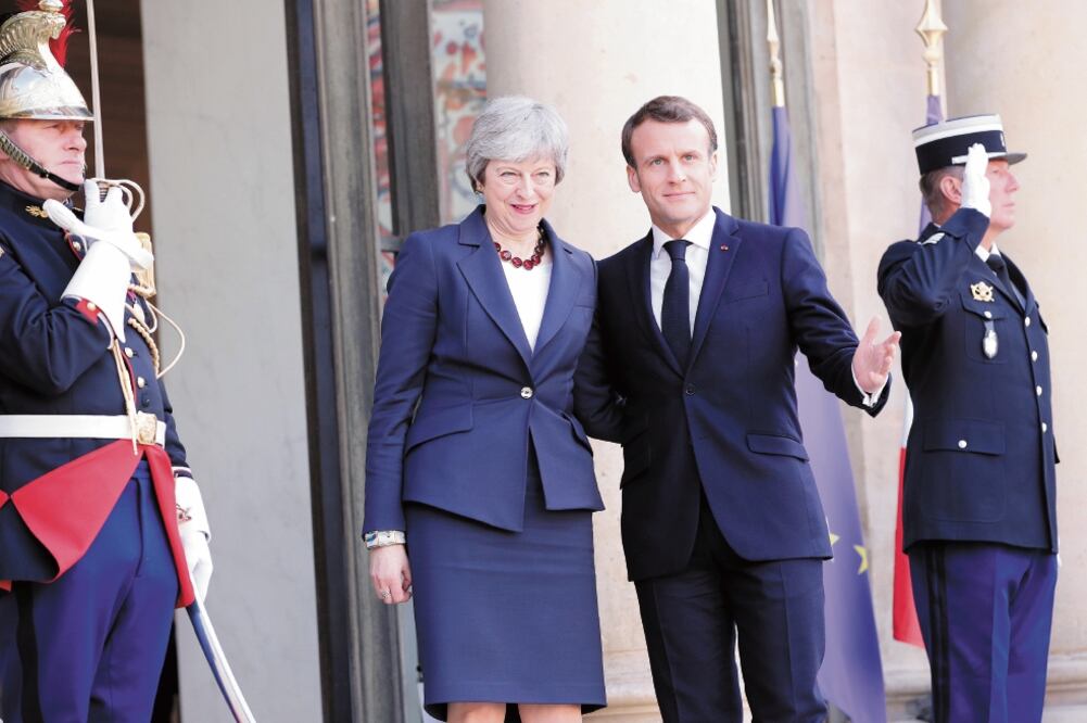 La primera ministra británica, Theresa May, con el presidente francés, Emmanuel Macron, ayer en el Palacio del Elíseo, en París. Foto: PHILIPPE WOJAZER. REUTERS