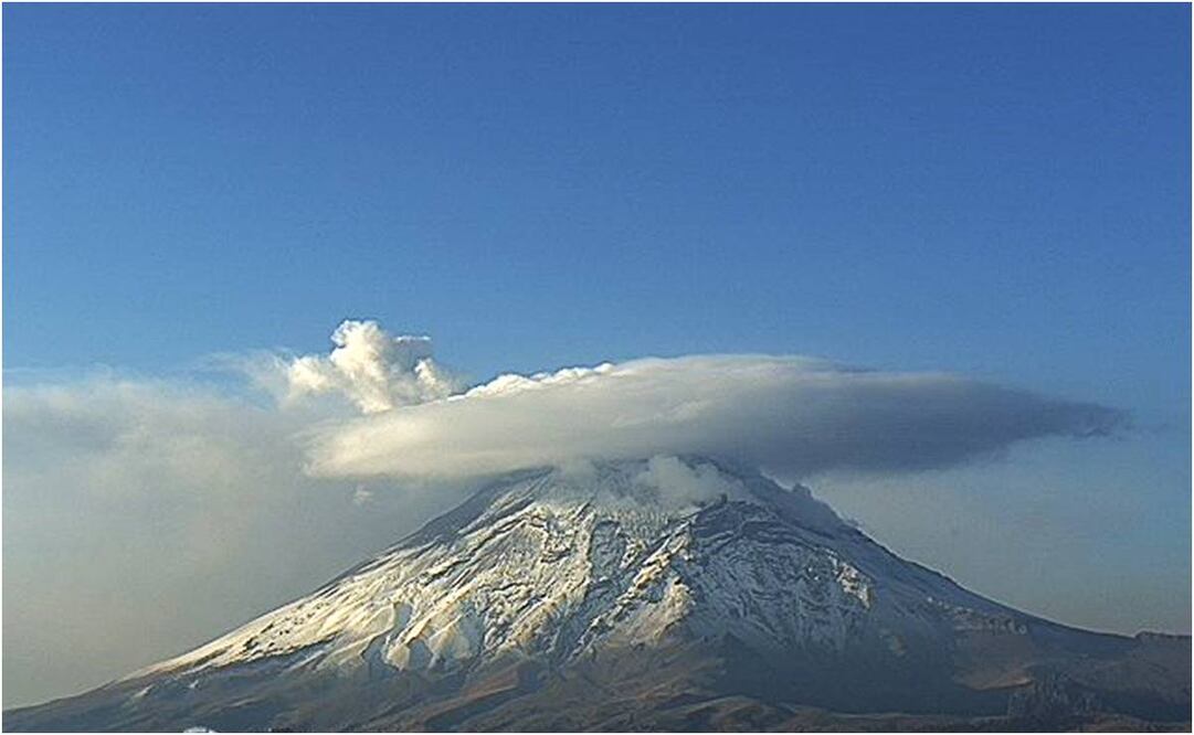Nubes lenticulares en el Popocatépetl. Foto: Twitter @webcamsdemexico