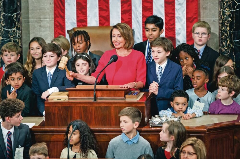 Nancy Pelosi invitó a varios hijos de legisladores a que la acompañaran en el estrado al jurar ayer como presidenta de la Cámara de Representantes (CAROLYN KASTER. AP)