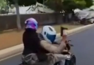 Captan en video a motociclistas disparando al aire en Reforma; se trata de un hombre y una mujer