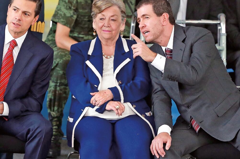 Martha Saldívar, viuda de José Sulaimán, charla con Castillo (DANIEL CÁRDENAS. IMAGO7)