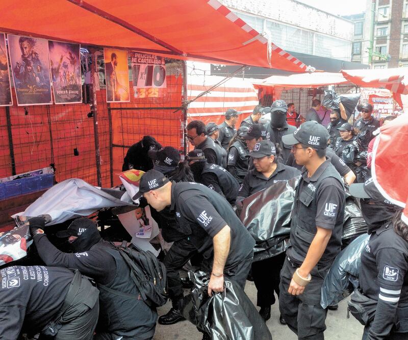 Elementos de la procuraduría capitalina realizaron un operativo para decomisar piratería en Arcos de Belén y Eje Central, el 15 de junio de 2017. ARMANDO MONROY. CUARTOSCURO