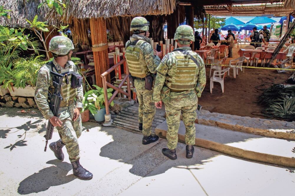 En Acapulco, Guerrero, un joven fue asesinado a balazos en el restaurante El Costeño de la playa Caletilla; el hombre se encontraba en una enramada cuando llegaron los atacantes. Además dos turistas quedaron heridos. (CUARTOSCURO)