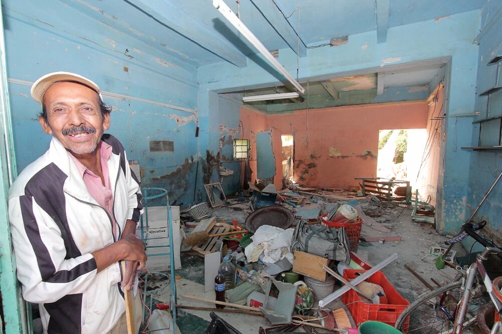 Julián Torreblanca perdió su fuente de trabajo, en segundos la peluquería Soriano quedó reducida a un cuarto derruido con muebles destrozados (ESPECIAL)