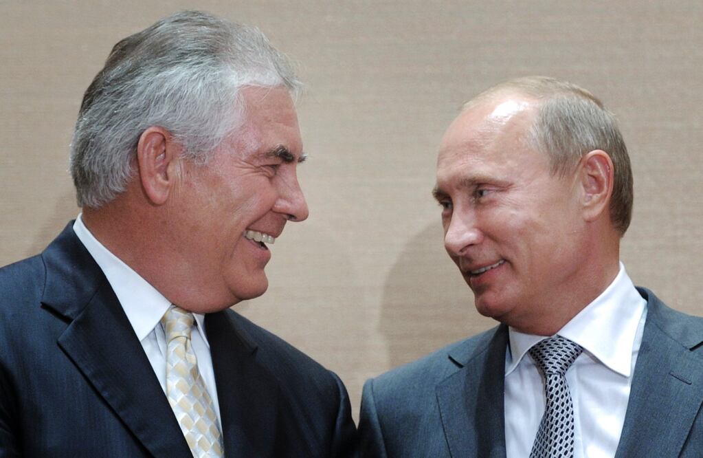 Vladimir Putin y Rex Tillerson, director ejecutivo de ExxonMobil, sonriendo durante una ceremonia en 2011 en Sochi, Rusia (Foto: AP)