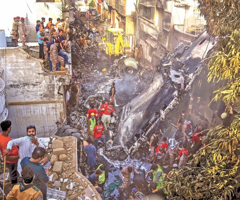 Voluntarios buscan sobrevivientes, tras el desplome de un avión en Karachi. En la aeronave iban 99 personas a bordo, dejando al menos 80 fallecidos, en una jornada en la que el país comenzaba las vacaciones por el fin del Ramadán. Foto: FAREED KHAN. AP