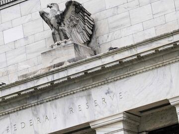 Fed advierte por estancamiento económico en EU; asegura encarecimiento de productos debido a aranceles