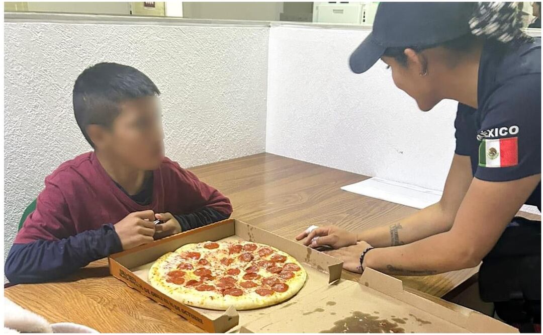 Este 24 de octubre, una elemento de la Policía Violeta rescató a un niño de 11 años en Zempoala, Hidalgo que era agredido y encadenado por su madre. Foto: Especial