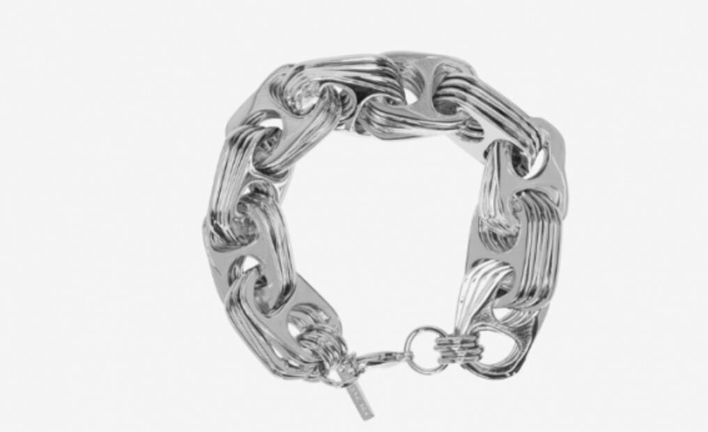 Aretes en forma de tapa rosca, el accesorio más feo de la moda