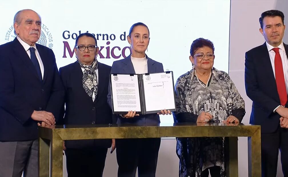 En su primera conferencia como presidenta, Sheinbaum firma decreto por el que se reconoce como "crimen de lesa humanidad" la matanza del 2 de octubre de 1968. Foto: captura de pantalla
