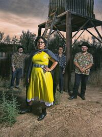 Romper barreras a través de la música: La Santa Cecilia