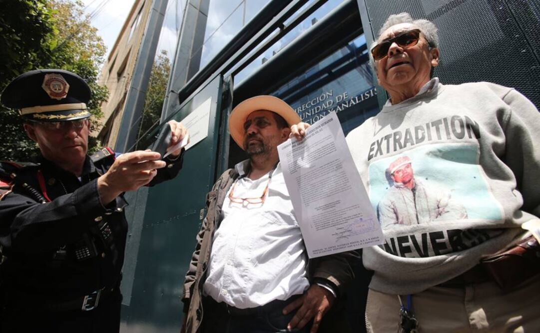 José Luis González Meza, uno de los abogados de El Chapo Guzmán (der.), presentó una denuncia en la PGR en contra del titular de la Segob, Miguel Ángel Osorio Chong, y del director de El Altiplano, por malos tratos al capo. JUAN CARLOS REYES. EL UNIVERSAL