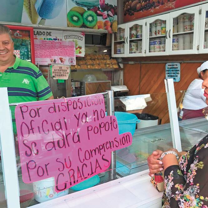 En el primer día de la prohibición de popotes de plástico, algunos comercios optaron por cambiarlos por otros elaborados de materiales como hueso de aguacate o de cartón. FOTOS: DEMIAN CHÁVEZ. EL UNIVERSAL QUERÉTARO