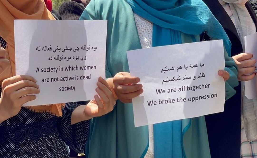 Algunas afganas protestaron en Kabul contra las restricciones que se les han impuesto. Foto: AFP