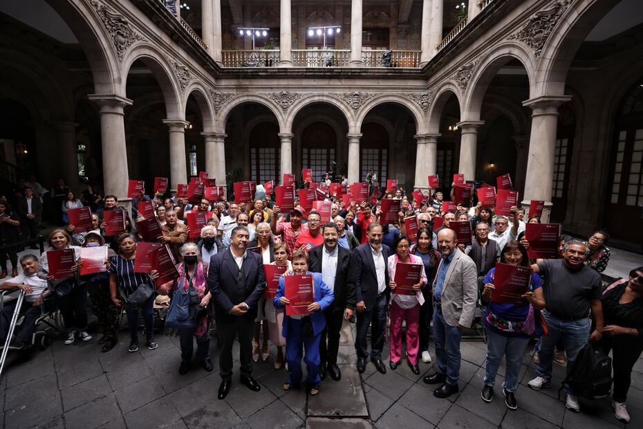 El Jefe de Gobierno destacó que las escrituras otorgará certeza jurídica a las y los vecinos de esta unidad habitacional. (Foto: especial)